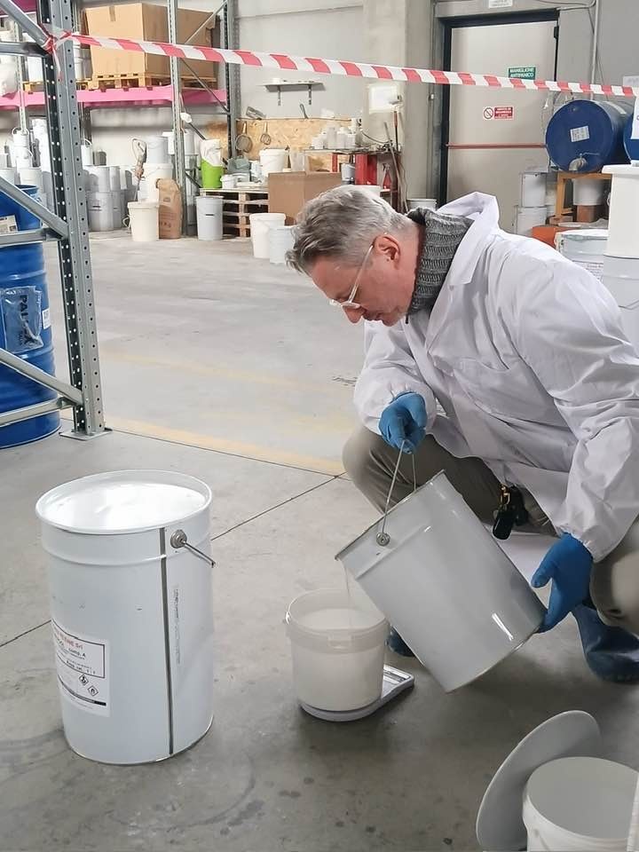 Alessandro Nallio in laboratorio, durante un dosaggio di resina su bilancia